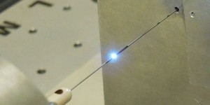 marquage au laser de tiges en acier avec support peek